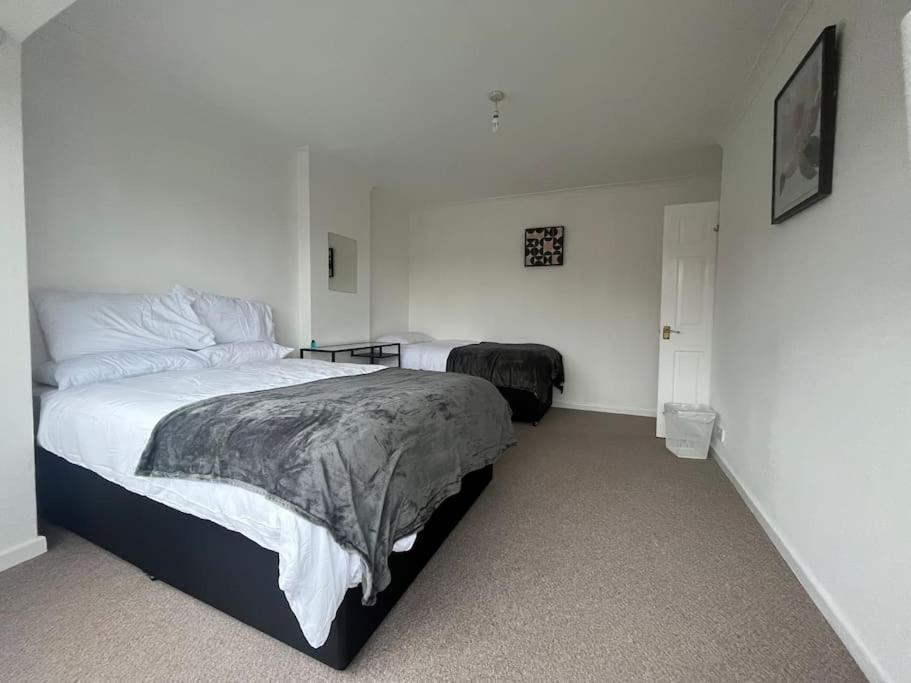 Spacious 4 Bed Home Near Nec, Jlr & Airport Parking For 3 Cars Ideal For Contractors! Solihull Zewnętrze zdjęcie