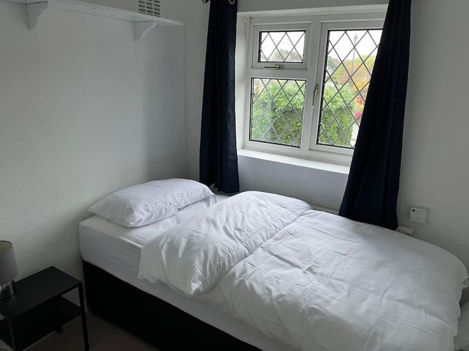Spacious 4 Bed Home Near Nec, Jlr & Airport Parking For 3 Cars Ideal For Contractors! Solihull Zewnętrze zdjęcie