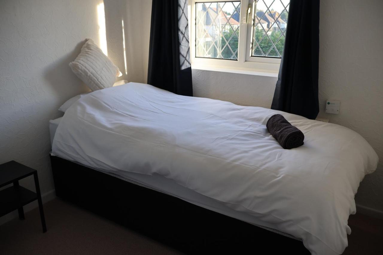 Spacious 4 Bed Home Near Nec, Jlr & Airport Parking For 3 Cars Ideal For Contractors! Solihull Zewnętrze zdjęcie
