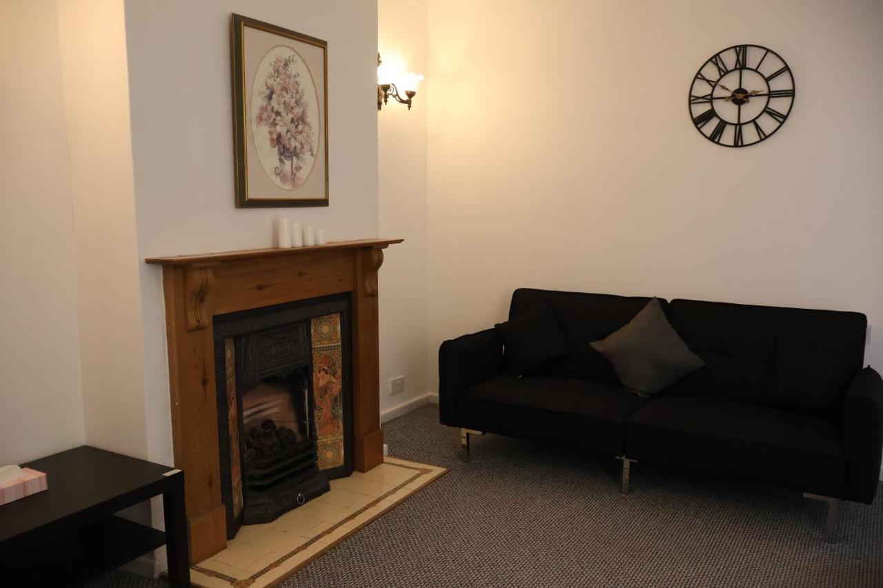 Spacious 4 Bed Home Near Nec, Jlr & Airport Parking For 3 Cars Ideal For Contractors! Solihull Zewnętrze zdjęcie