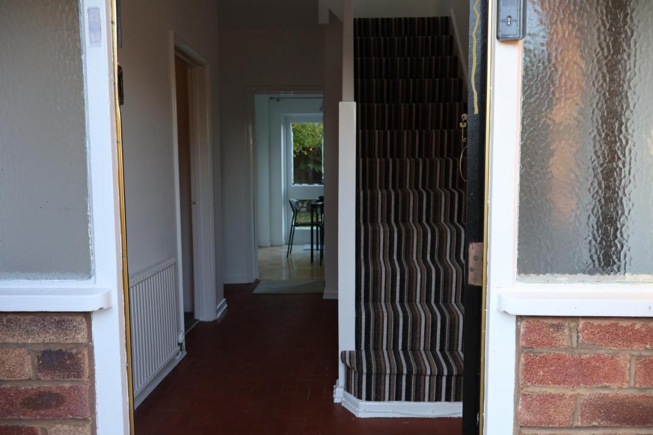 Spacious 4 Bed Home Near Nec, Jlr & Airport Parking For 3 Cars Ideal For Contractors! Solihull Zewnętrze zdjęcie