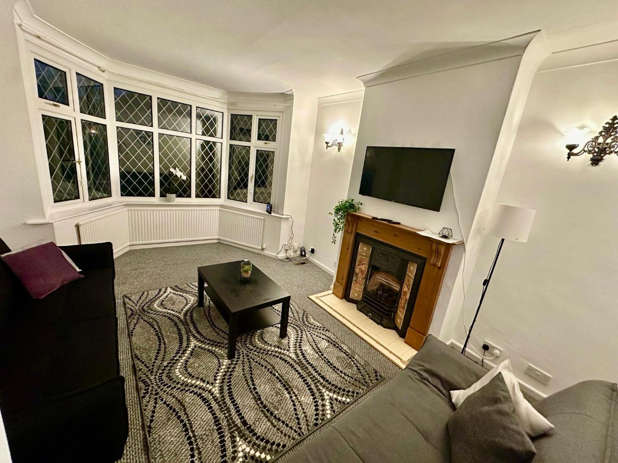 Spacious 4 Bed Home Near Nec, Jlr & Airport Parking For 3 Cars Ideal For Contractors! Solihull Zewnętrze zdjęcie