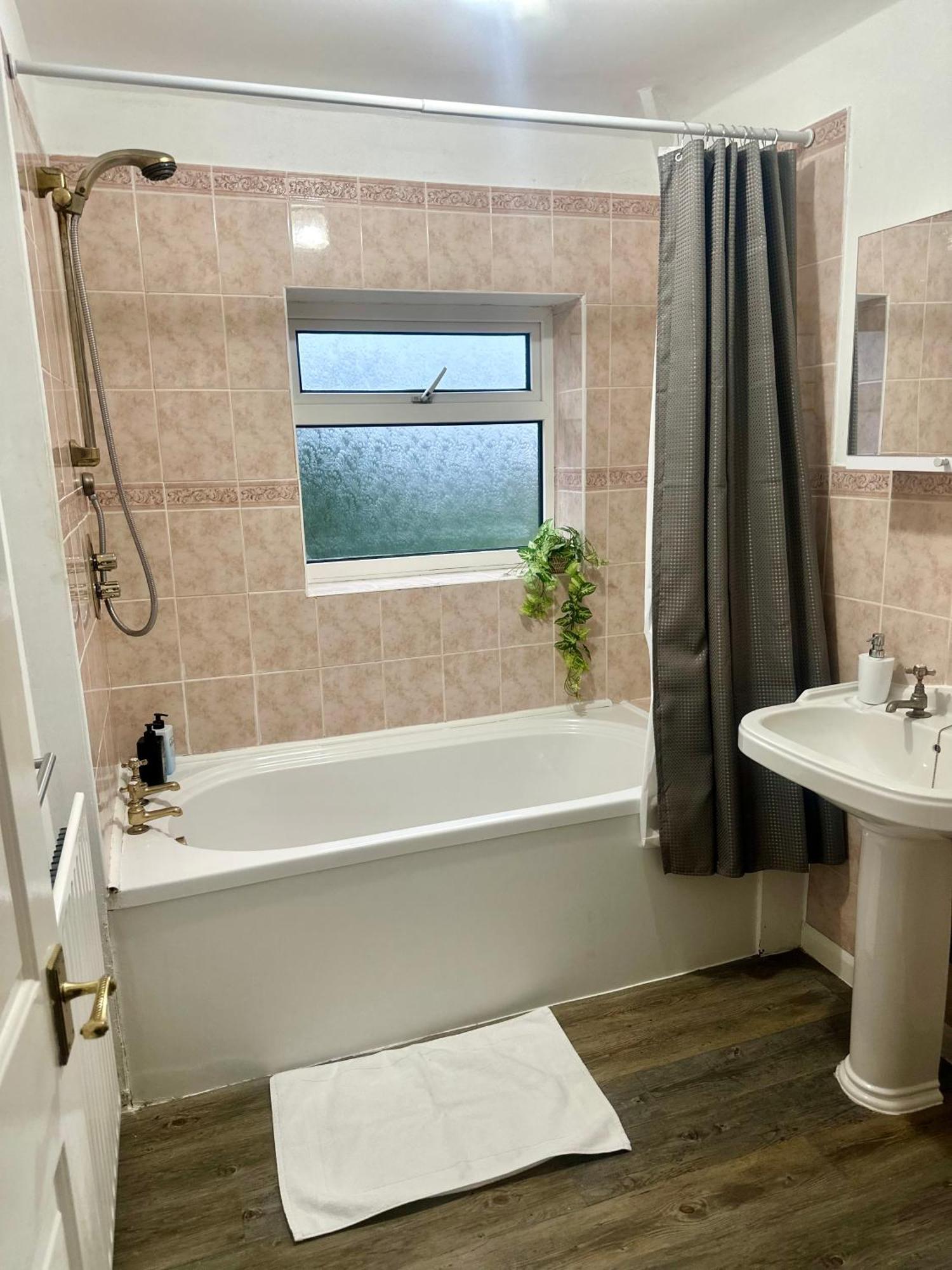 Spacious 4 Bed Home Near Nec, Jlr & Airport Parking For 3 Cars Ideal For Contractors! Solihull Zewnętrze zdjęcie